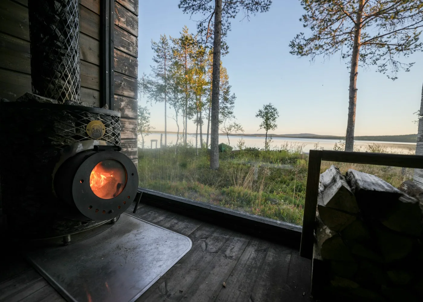 Puusauna järven ja männikkömaiseman äärellä